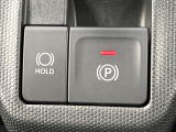【電動パーキングブレーキ】パーキングブレーキは便利な電動式!ボタン一つで操作でき、アクセルを踏めば自動で解除されます♪レバーやペダルが無いので運転席廻りもすっきりしますね♪