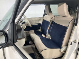 助手席側から見た車内の画像です。使い勝手の良い装備が整う上質な空間が広がっています。シートも快適で乗る人に安心感を与えます。