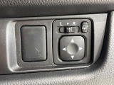 【電動格納ミラー】サイドミラーは電動格納式となっており、狭い駐車場でもキズがつくリスクを抑えられます。