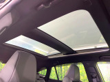 【パノラマルーフ】大型のガラスルーフ搭載で車内の解放感が一気にアップ!開放的なドライブをお楽しみいただけます。