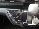 設定温度に自動で調節してくれるオートエアコン装備。運転席・助手席シートヒーターも搭載しています♪