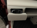 助手席のカップホルダーはワンプッシュ式オートオープンのものがついています。