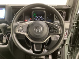 ハンドルにHondaセンシング系のクルーズコントロールやレーンキープアシストなどのスイッチと、オーディオの操作スイッチが装備されています。ハンドルから手を離さず安全に操作できます。