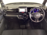車内は光触媒抗菌消臭施工済です。スタイリッシュなデザインでスポーティなインパネ周りを演出します。グローブボックスやカップホルダーのほかにトレーなどたくさんの収納スペースが付いています。