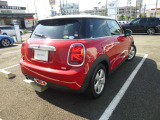 MINI自動車保険も取り扱っております。MINI自動車保険にご加入いただくと、万一のトラブルを24時間365日サポートするエマージェンシー・サービスの 【プレミアム】 をご利用いただけます。