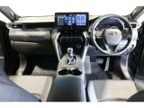 ドライバーを包み込むように、ディスプレーやスイッチ、コンソールを配置。座った瞬間から運転への期待が!空間そのものの心地よさにこだわっています。