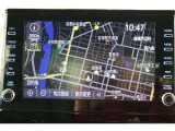 スマホやiPhoneと連携し、対応アプリをディスプレイに表示させて使うディスプレイオーディオ。使い慣れた従来のトヨタ車載ナビが利用できるエントリーナビキットを装着しています。