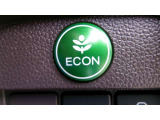 葉っぱマークのECONスイッチ。スイッチをONにするだけで、エンジンやエアコンなどを協調制御。燃費の向上に貢献します。