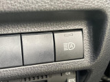 【アダプティブハイビーム】遠くまで明るく照らすハイビームを先行車や対向車に照射しない様、自動で調整!毎回手動で切り替える必要がなく、夜間走行時のストレスも軽減。安全性向上にも寄与します。