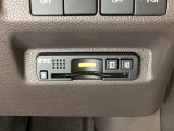 ハンドルの右下にETCがついています。高速道路の料金所の通過も楽々です!。 カードの取り出しもしやすい場所についています。