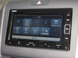 ナビゲーションは純正メモリーナビ(VXM-214VFi)を装着しております。AM、FM、CD、DVD再生、Bluetooth、音楽録音再生、フルセグTVがご使用いただけます。