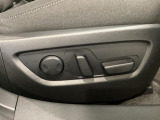 運転席にはパワーシートを装備!シート位置を記憶するメモリー機能付きなのでご夫婦で2名分セットすると便利です♪