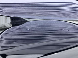 ルーフに、1cm〜5cmほどのへこみが複数ある車両となっております。