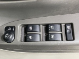 【電動格納ミラー】サイドミラーは電動格納式となっており、狭い駐車場でもキズがつくリスクを抑えられます。