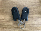 【スマートキー】 スマートキーを携帯していれば、ドアハンドルのボタンを押してロックの解除ができ、パワースライドドアもワンタッチで開閉できます。