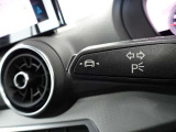 居眠り運転やわき見運転など、万が一車両が道路白線をはみだしそうになると、車がハンドルを自動修正してくれるアウディレーンアシストが装備されております。