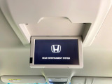 【フリップダウンモニター】大画面モニターで後席でもエンタメをお楽しみいただけます。小さなお子様にも大人気の装備です♪