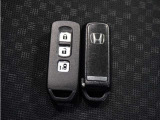 【スマートキー&プッシュエンジンスタート】ポケットやバックなどにキーを入れたまま探さなくてもロックの施錠、開錠、エンジンスタートも出来ます。