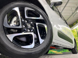 【純正オプション15インチアルミホイール】純正オプションホイールを装着。走行性能の向上に加え、外観もよりスタイリッシュになっています。