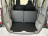 いろいろな使い方ができる広くて使い勝手のいい荷室。※一部、角度調整などができない車種もございます