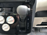 インパネシフトで足元すっきりひろびろ。足踏み式パーキングブレーキ採用でより広く。