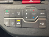 【オートエアコン】一度お好みの温度に設定すれば、車内の温度を検知し風量や温度を自動で調整。暑い&hellip;寒い&hellip;と何度もスイッチ操作をする必要はありません。快適な車内空間には必須の機能ですね♪