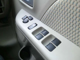 ドアミラーはドアの施錠で自動格納致します。運転席オート機能付き全席パワーウィンドウとなっております。