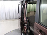 両側パワースライドドア付きだから、狭い駐車スペースなどでの 乗り降りラクラク!小さなお子さまのいるご家庭には嬉しい装備。