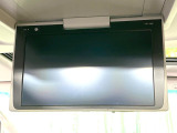 【フリップダウンモニター】大画面モニターで後席でもエンタメをお楽しみいただけます。小さなお子様にも大人気の装備です♪