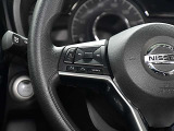 ハンドル左側には、ソース切替、ボリューム調整、ハンズフリーフォン設定スイッチ