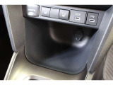 通信/給電用と、給電用USBポートが装備されています。車内にあると便利なアイテムのひとつですね! 充電中のスマホなどの置き場に便利なコンソールボックスも備えています。