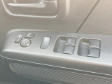 【電動格納ミラー】サイドミラーは電動格納式となっており、狭い駐車場でもキズがつくリスクを抑えられます。