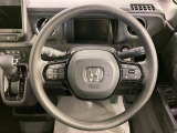 インテリアに合わせたデザインのステアリングは、運転される方のことも考え、運転しやすい形状、大きさです。是非一度、実際に触ってお確かめください。