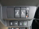 電動両側スライドドアが付いてます(運転席から操作可能です)