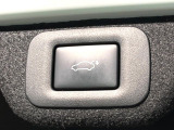 【パワーバックドア】スマートキーや運転席のボタンを押すだけでリアゲートが自動で開閉します!荷物を持っている時や、高い位置にあるバックドアを閉める際に便利な機能です♪