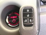【Hondaスマートキー】カバンやポケットに入れたままでもドアの施錠・解錠が可能なスマートキーを装備。エンジンのオン・オフ時もカギを取り出す必要が無いからとっても便利です♪