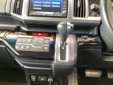 【アクセサリーソケット(電源ソケット)】電源からケーブルをつなげば、スマートフォンなどの電子機器の充電などを行うことができます!ゲーム機器や、カメラの充電にも便利ですね。