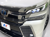 【LEDヘッドライト】悪天候や夜間走行時も良好な視界を確保し安心して運転できる高輝度LEDヘッドライトを装備!点灯速度が早く、消費電力も抑えられています。