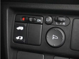 ◆片側電動スライドドア◆狭い駐車場でも乗り降りが楽々♪お子様が隣の車にドアを当ててしまう心配もございません!小さなお子様連れの方もこれで安心。