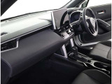 シックな色使いの運転席周りですね。すっきりとしたデザインで上品な色使いです。居心地の良い運転席長く座ってられるリラックスできるデザインがいいですね。