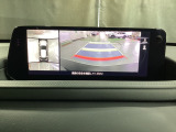 狭い場所での駐車やすれ違いなどでより的確な運転操作に役立つ360&deg;ビューモニターが装備されています。
