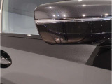 【BMWミラー】視認性の高いスタイリッシュなミラー。自動防眩機能も付いており夜間のドライビングをサポートします。