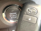 【キーフリーシステム】カバンやポケットに入れたままでもドアの施錠・解錠が可能なスマートキーを装備。エンジンのオン・オフ時もカギを取り出す必要が無いからとっても便利です♪