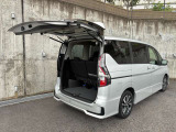 デュアルバックドアで後ろが狭い駐車場でもバックドアの開閉が出来ます!!