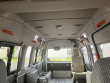 車内上部にも手摺りが付いているので車内で移動する際も安心です。