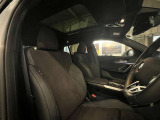 【コックピットシート】BMW車の主役席。車体中央にくる様に配置し車両重心とが一致する事でドライバーと車との一体感あるドライビングを実現。人間工学に基づき形成した形状が長時間のドライブ疲労も軽減します!