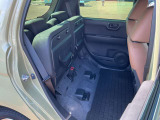 後席の座面をはね上げれば高さのある荷物だって載せられます。