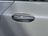 シートヒーターはエアコンより温まるのが早く、寒い日の運転には欠かせない装備です。3段階の温度調節ができ、快適な温度でドライブいただけます。
