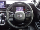 ハンドル左側にはオーディオ操作が出来るオーディオリモートコントロールスイッチ、右側にはHonda SENSINGとオートクルーズコントロールのスイッチを装備!