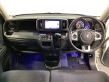 車内は光触媒抗菌消臭施工済です。インパネ周りはスタイリッシュなデザインです。グローブボックスやカップホルダーのほかにトレーなどたくさんの収納スペースが付いています。